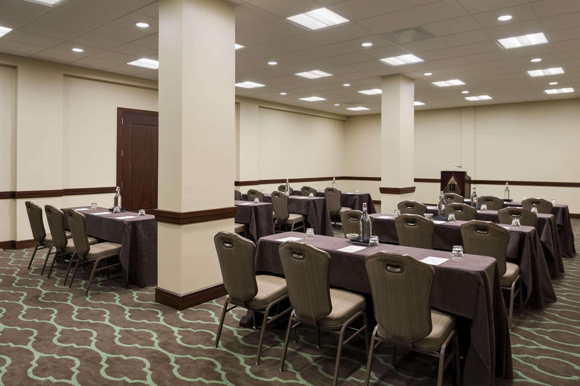 Embassy Suites By Hilton Dallas Market Center Бизнес фото