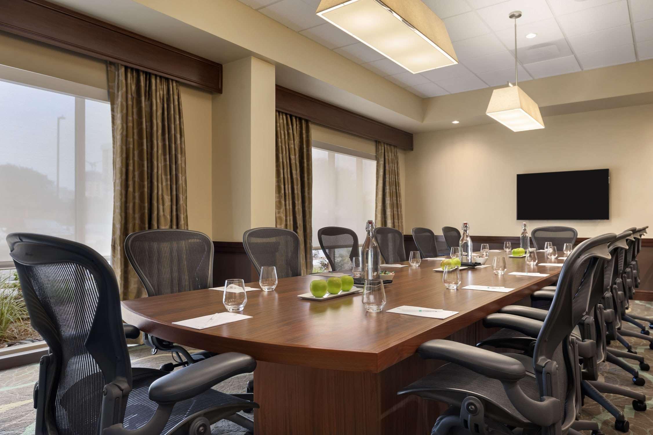 Embassy Suites By Hilton Dallas Market Center Бизнес фото