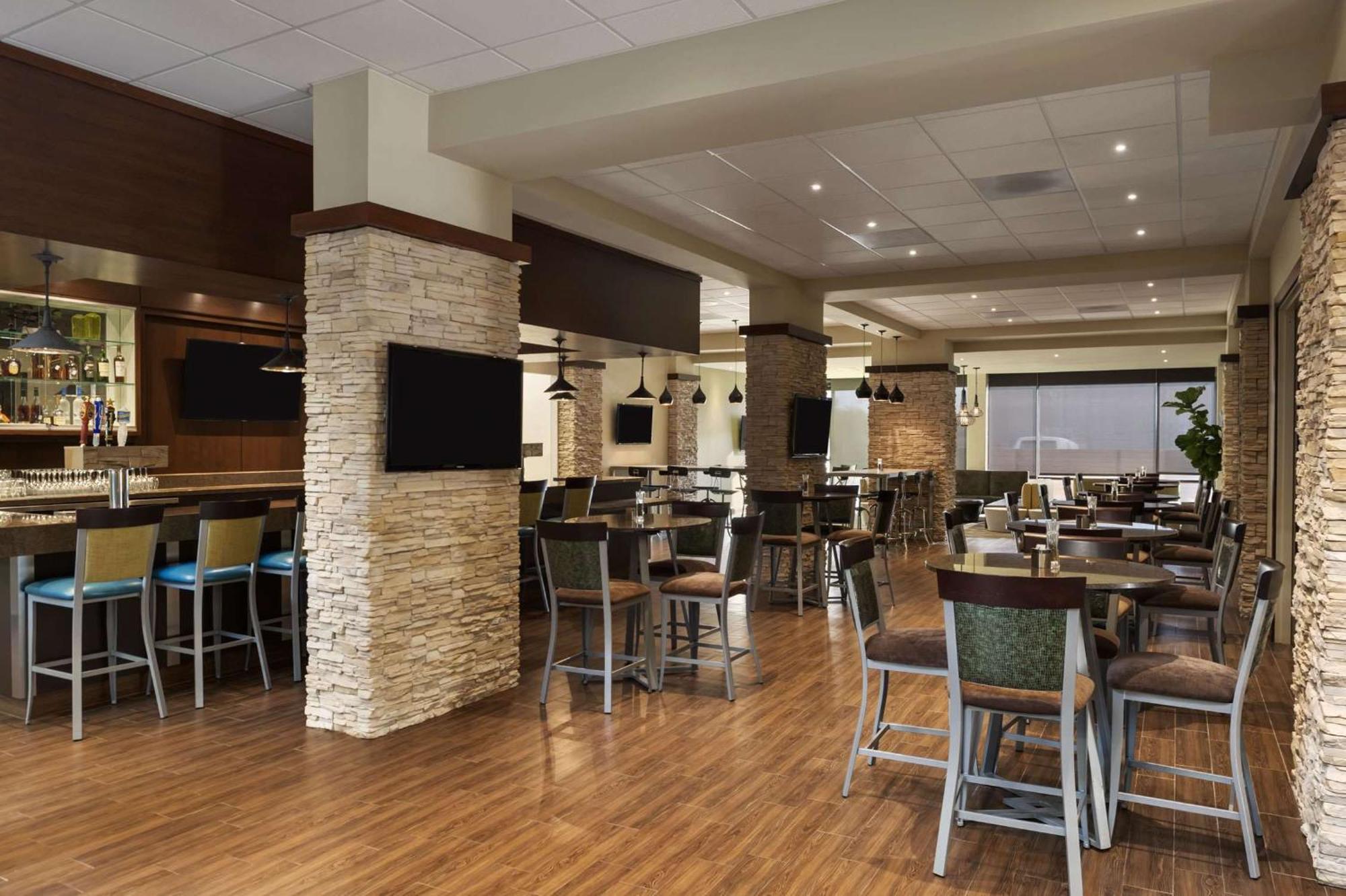 Embassy Suites By Hilton Dallas Market Center Экстерьер фото