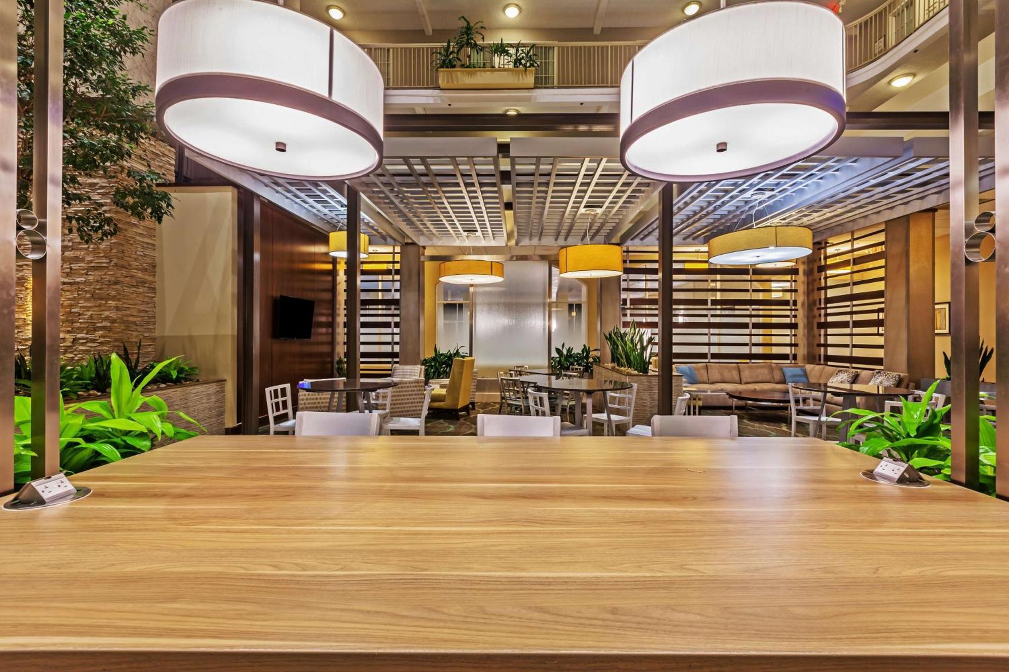 Embassy Suites By Hilton Dallas Market Center Экстерьер фото